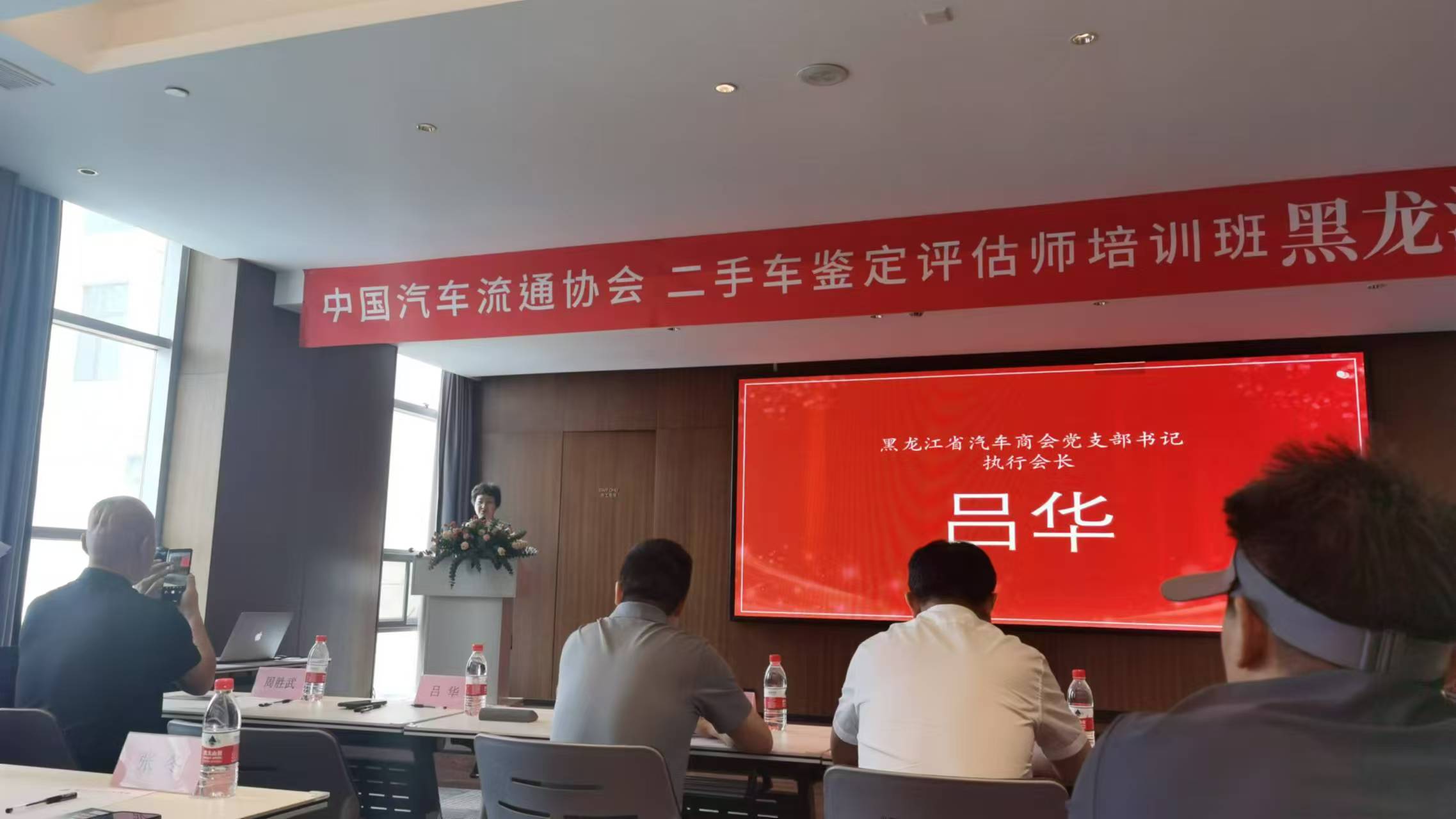 �᳤������Ůʿ���ԡ�